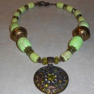Green Howlite and Crystal Chunky Necklace with Pendant plus Earrings